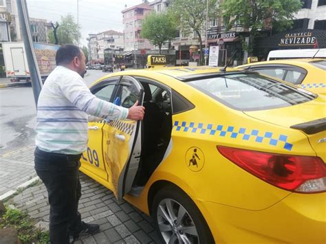 İ­s­t­a­n­b­u­l­­d­a­ ­y­a­s­a­k­ ­k­a­l­k­ı­n­c­a­ ­t­a­k­s­i­l­e­r­ ­y­o­l­l­a­r­a­ ­ç­ı­k­t­ı­